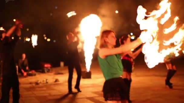 Three girls dance with flaming torches — Stock Video