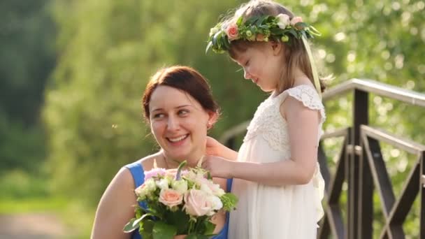 Mutter mit Blumenstrauß und kleiner Tochter — Stockvideo