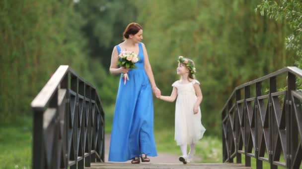 Madre en vestido e hija pequeña — Vídeos de Stock