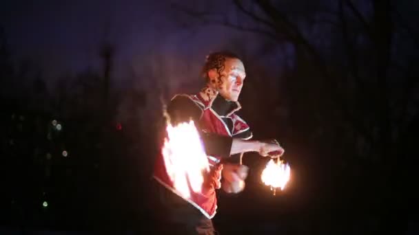 Hombre con bolas de fuego en cadenas — Vídeos de Stock