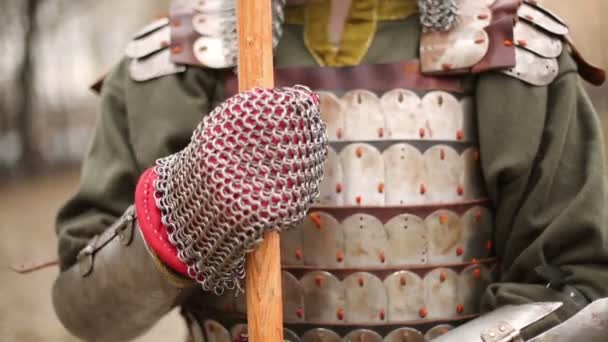 Homem em chainmail medieval — Vídeo de Stock