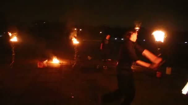 Chlapec hořící POI žonglování — Stock video