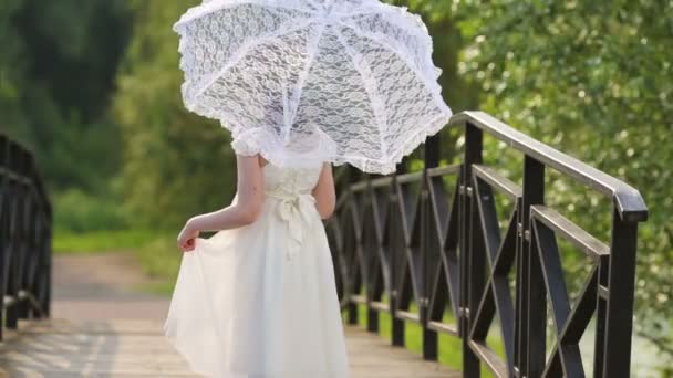 Petite fille avec parapluie en dentelle — Video