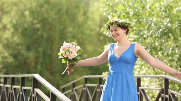 Bella donna sorridente con bouquet — Video Stock