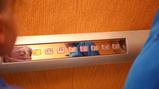 Boutons presse enfants dans l'ascenseur  