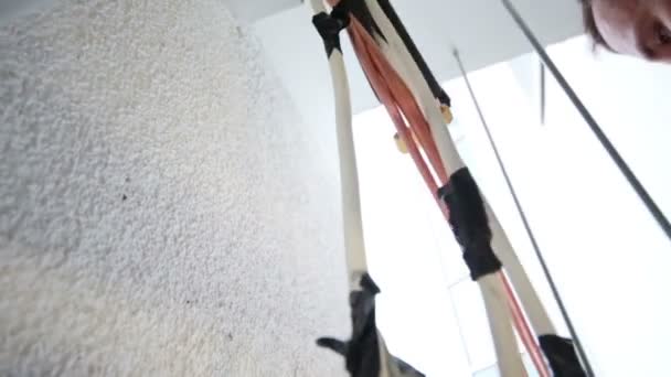 Worker prepares wires — Stok video