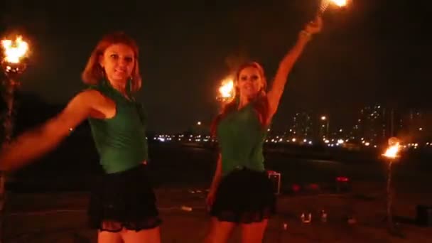 filles effectuer avec des torches brûlantes  