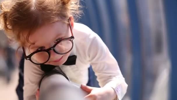 Маленькая милая девочка в очках — стоковое видео
