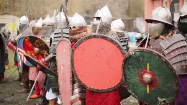 Muchos guerreros con escudos — Vídeo de stock