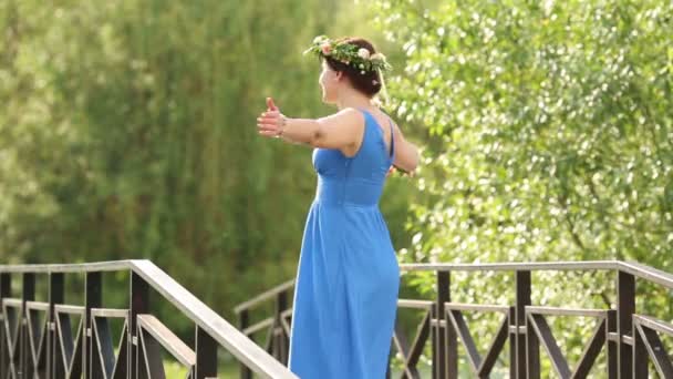 Женщина в синем платье с букетом — стоковое видео