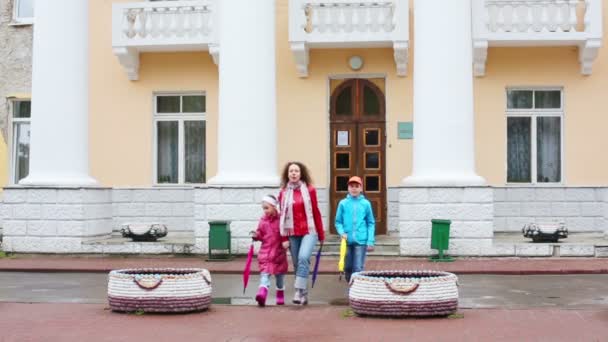 Мати і діти ходять — стокове відео