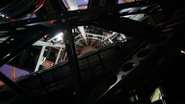 Vue du bas de l'ascenseur ascendant — Video