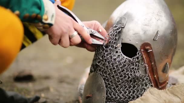 修复金属头盔链 — 图库视频影像