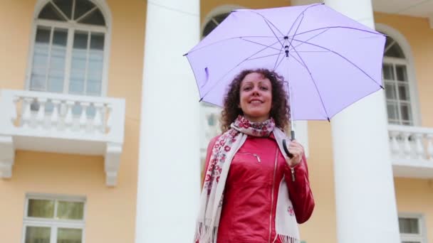 Счастливая женщина держит зонтик — стоковое видео