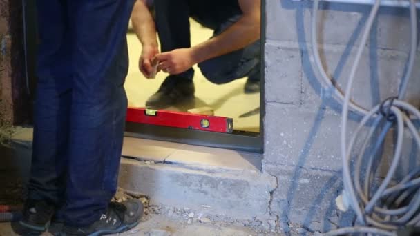 Kapı çerçeve içinde iki işçi — Stok video
