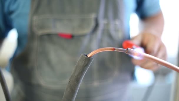 工人焊接空调管 — 图库视频影像