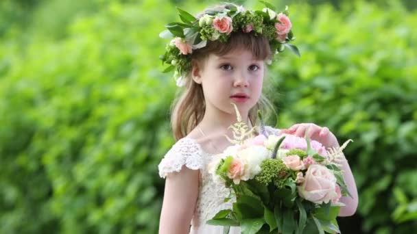 Маленькая красивая девушка в белом платье — стоковое видео