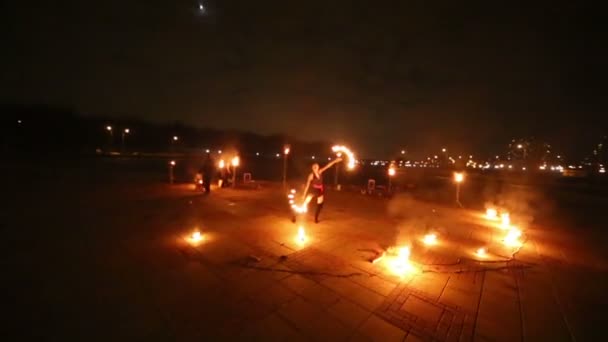 晚上喷火表演 — 图库视频影像