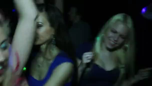 Les gens s'amusent et dansent 