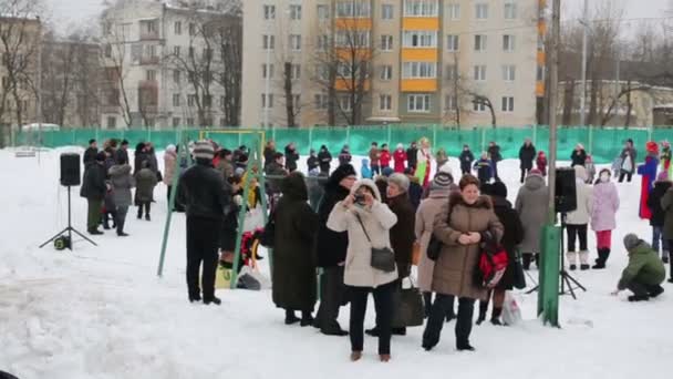 La gente celebra Shrovetide — Vídeos de Stock