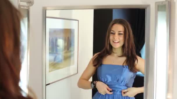 蓝色的连衣裙的女孩 — 图库视频影像