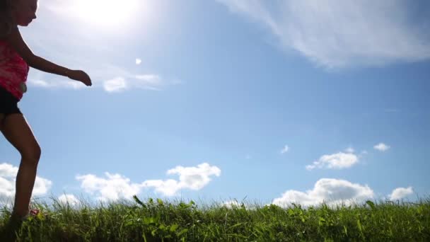 Little girl goes on green grass — Stock Video