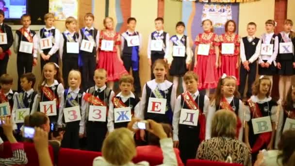 Pupils sing the song — Stock Video