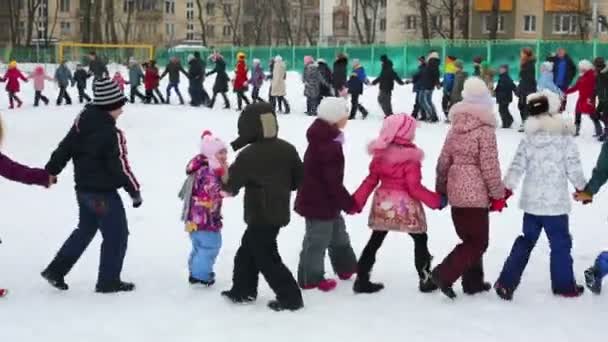 Crianças e adultos dançam — Vídeo de Stock