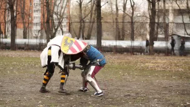 Duelo medieval em trajes — Vídeo de Stock