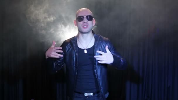 Mann in Jacke mit Sonnenbrille — Stockvideo