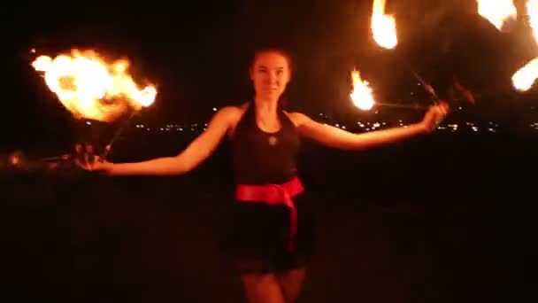 Fille danse avec des torches brûlantes — Video