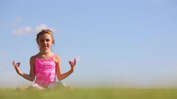 Niña en pantalones cortos medita — Vídeo de stock