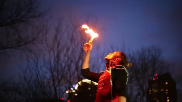 L'homme respire des étincelles 