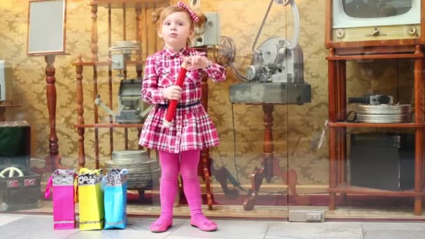 Маленька дівчинка з великим олівцем — стокове відео