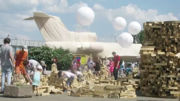 People stacked sculpture — Stock Video