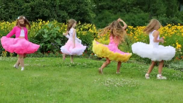Cuatro niñas en faldas exuberantes — Vídeos de Stock