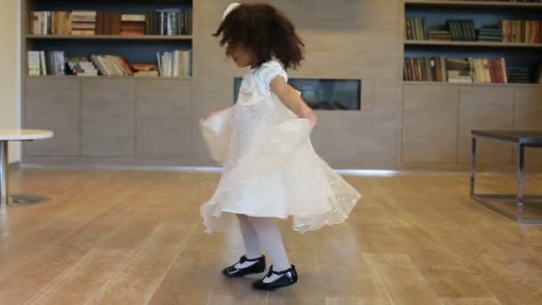 Süße Mädchen tanzen — Stockvideo