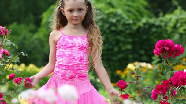 Маленька дівчинка в літньому парку — стокове відео