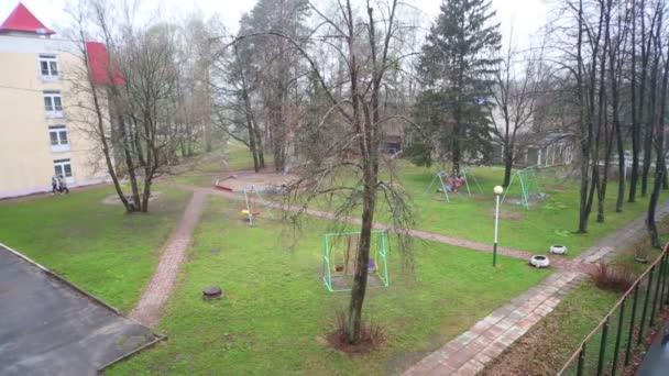 Parc avec aire de jeux pour enfants 