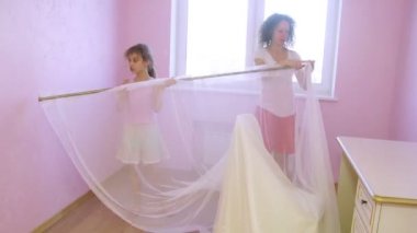 Kızı anne perdeleri koymak yardımcı olur.