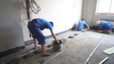 Üç işçi metal altlık hazırlar 