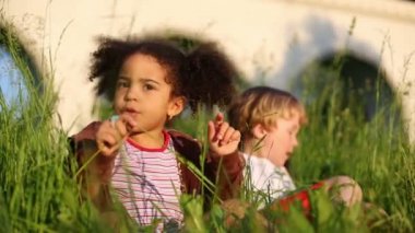 Chilldren arasında yeşil çimen 