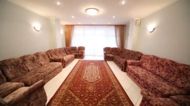 Hall ile birçok Yumuşak divanlar