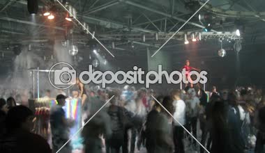 Köpük partisi üzerinde dans insanlar 