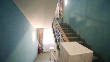 Mavi duvarları ve pencereleri ile merdiven