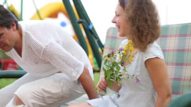 swing ve adam kadın oturur 