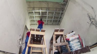 Asma Tavan Montaj işçisi bağlar