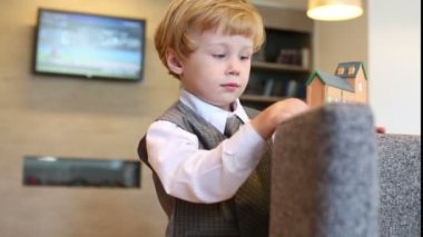 Küçük şirin çocuk oyuncağıyla oynuyor