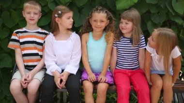 Çocuk bankta oturur 