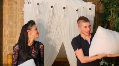 Genç çift yastık kadar atar